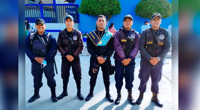 El joven sereno se graduó como ingeniero ambiental. El joven sereno se graduó como ingeniero ambiental.
