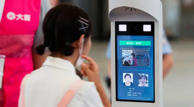 El sujeto aprovechó que la joven dormía para levantarle los párpados. El sujeto aprovechó que la joven dormía para levantarle los párpados.