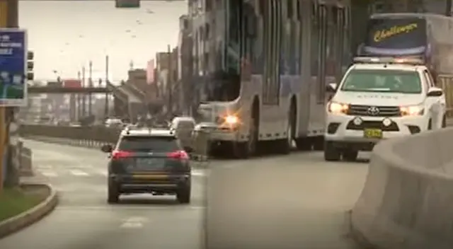 Vehículos particulares y hasta de la PNP invaden vía del Metropolitano