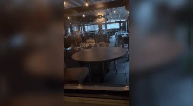 Turista descubre que la habitación que rentó tiene vista al interior de un restaurante y es viral.