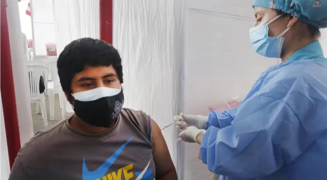 Joven completó su vacunación y está protegido contra el COVID-19.