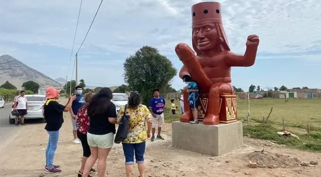 Turistas quedan asombrados con la enorme verga del monumento. Turistas quedan asombrados con la enorme verga del monumento.