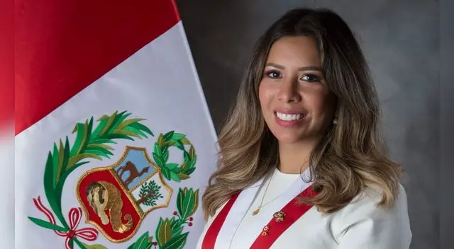 Amuruz juró como congresista el último 23 de julio. Foto: Facebook de Rosselli Amuruz