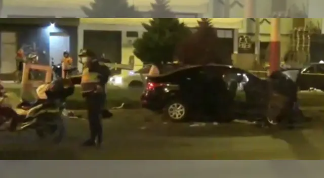 Conductor se estrella contra poste y pierde la vida al instante.