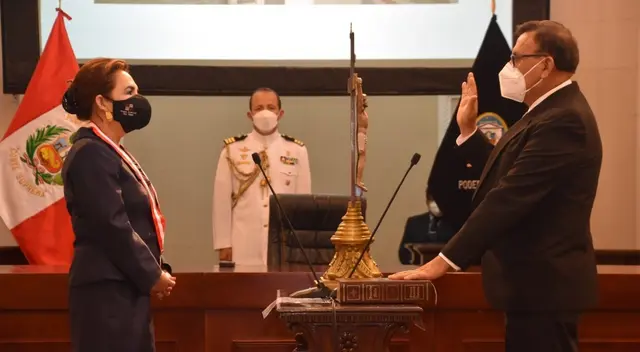 Presidenta del Poder Judicial Elvia Barrios tomó juramento del juez Juan Carlos Checkley Soria del Juzgado de Investigación Preparatoria Presidenta del Poder Judicial Elvia Barrios tomó juramento del juez Juan Carlos Checkley Soria del Juzgado de Investigación Preparatoria