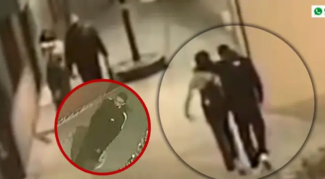 La joven intenta alertar a una pareja que pasa por el costado de ambos, pero estos no se dan cuenta y finalmente es víctima de este malhechor.