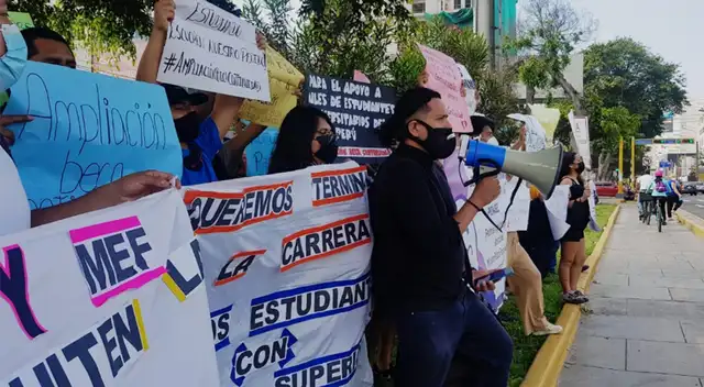 Estudiantes se movilizaron hasta el frontis del Pronabec, en Lince. Estudiantes se movilizaron hasta el frontis del Pronabec, en Lince.