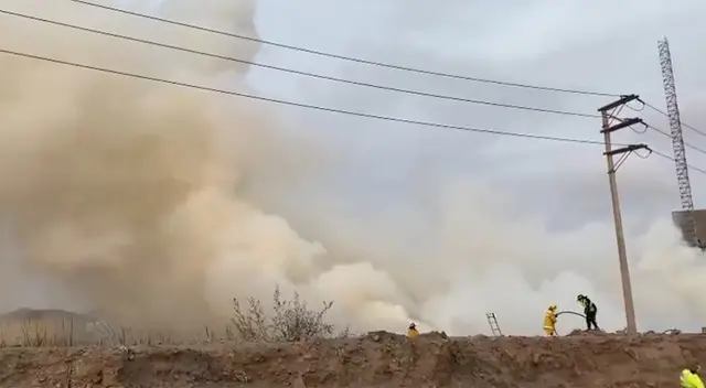 Bomberos están desde las 4 de la tarde atendiendo la emergencia.
