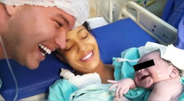 Recién nacida pone una gran sonrisa en su rostro al escuchar la voz de su padre. Foto: Instagram