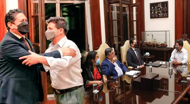 Twitter de la presidencia difundió la foto del presidente Pedro Castillo con congresistas de Perú Libre Twitter de la presidencia difundió la foto del presidente Pedro Castillo con congresistas de Perú Libre