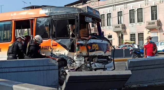 De momento, las autoridades vienen trabajando para sacar el vehículo del lugar, ya que el peligro aún es latente. De momento, las autoridades vienen trabajando para sacar el vehículo del lugar, ya que el peligro aún es latente.