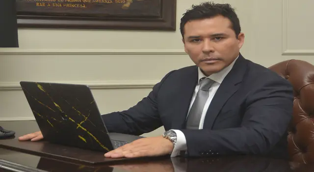 Su estudio legal se establece en Lima