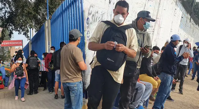 Pobladores realizan largas colas en exteriores del hospital Mariano Molina desde las 3:00 a. m. Pobladores realizan largas colas en exteriores del hospital Mariano Molina desde las 3:00 a. m.