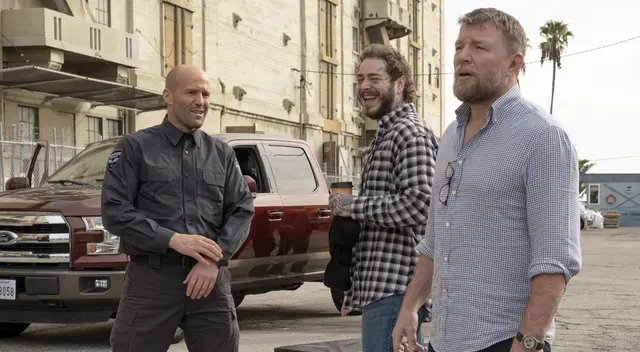 Guy Ritchie junto a Jason Statham, en un alto del rodaje. Guy Ritchie junto a Jason Statham, en un alto del rodaje.