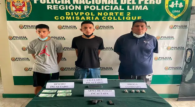 Los detenidos y el arma incautada por la policía