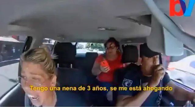 Los policías se percataron que la menor no podía respirar y fueron en su ayuda.