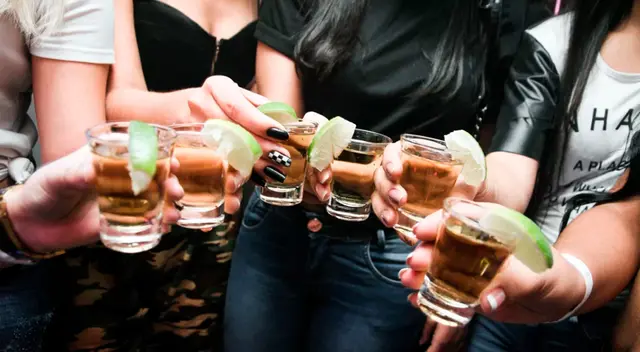 Los amigos se fueron a una discoteca para pasar un buen rato. Los amigos se fueron a una discoteca para pasar un buen rato.