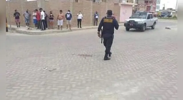 Policía investigan los crímenes cometidos. Policía investigan los crímenes cometidos.