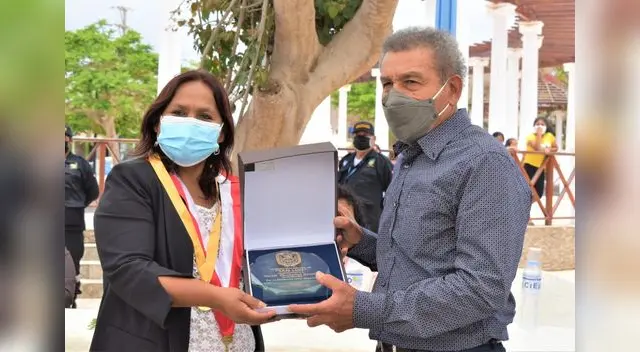 Héctor Chumpitaz junto a la alcaldesa de San Luis, Delia Solórzano.