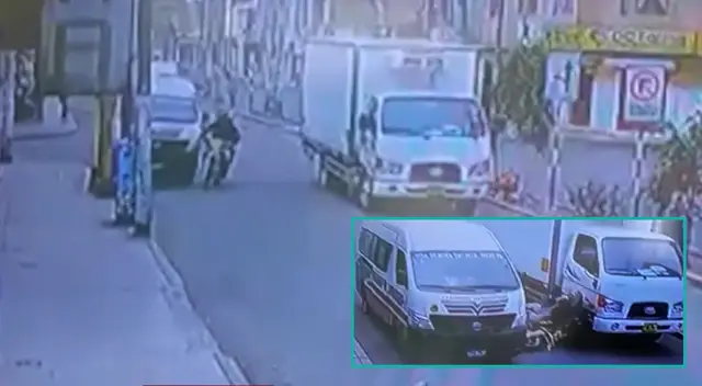 Pareja intentó ganarle en velocidad a una combi y termina despistándose en la vía pública.