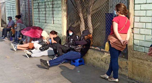 Personas acuden a centros de salud para realizarse una prueba de descarte.