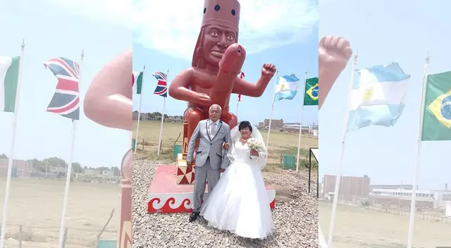 Adultos de la tercera edad festejan su boda tomándose foto en el huaco erótico.
