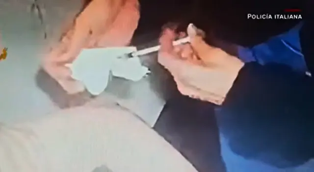 La mujer vertía la dosis de vacuna en una gasa y luego administraba la inyección con la jeringa vacía.