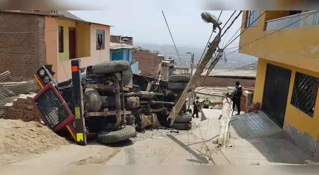 La calle afectada de Independencia se ha quedado sin luz tras el accidente La calle afectada de Independencia se ha quedado sin luz tras el accidente