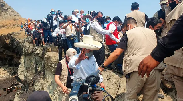 Pedro castillo llegó a la zona afectada y aseguró que ha formado un comité de crisis para el derrame de petróleo