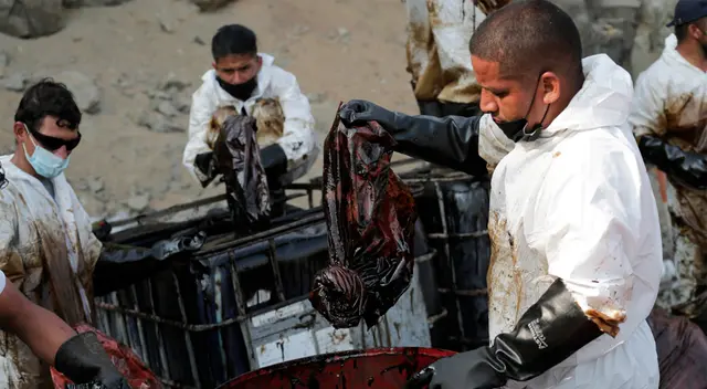 Alrededor de 6.000 galones de petróleo cayeron en el mar de Ventanilla.