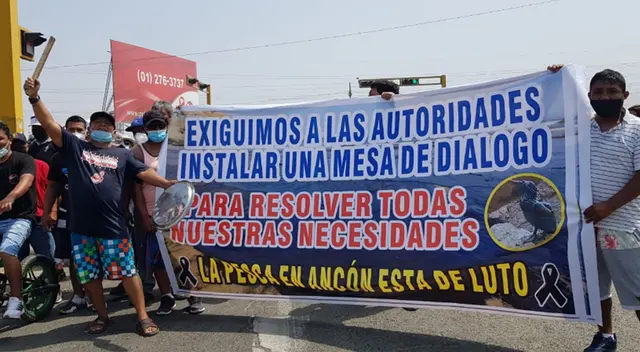 Hombres de mar exigen a Repsol limpieza de sus playas.