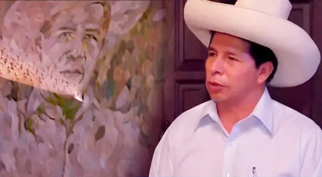 Uno de los objetos en su despacho, que llaman la atención, es su retrato elaborado con hoja de coca.