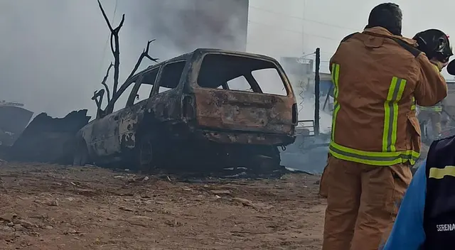 Familia lo pierde todo tras incendio en Ventanilla Familia lo pierde todo tras incendio en Ventanilla