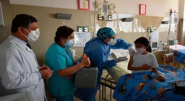 El director del INSN- Breña, Dr. Fredy Osorio,  supervisando la inoculación