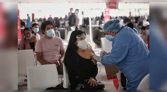 Mayores de 40 años deberán acreditar las tres dosis para ingresar a espacios cerrados desde el 31 de enero