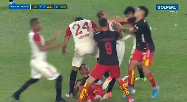 Los jugadores de la U y Aucas se agarraron a puñetazos. Los jugadores de la U y Aucas se agarraron a puñetazos.