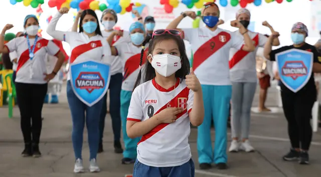 Niños que asistieron al vacunatorio Playa Miller, se pusieron la camiseta en apoyo de la blanquirroja.