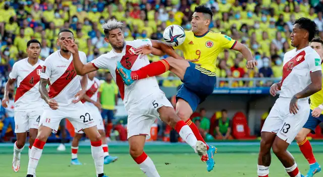 Radamel Falcao García disputa un balón con Carlos Zambrano.