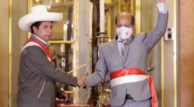 Premier juramentó al cargo en medio de denuncias por maltrato.