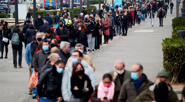 Pese a tener a casi un 91% de su población mayor de 12 años totalmente vacunada, España vio una explosión de casos por ómicron. Pese a tener a casi un 91% de su población mayor de 12 años totalmente vacunada, España vio una explosión de casos por ómicron.