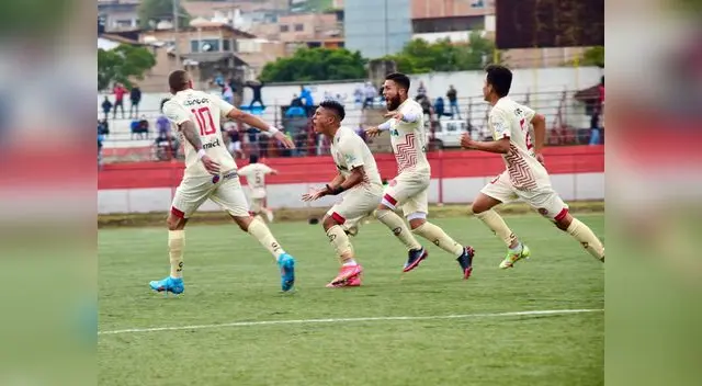 Arakaki y sus compañeros celebran el segundo gol en la victoria del UTC 2-1 ante Sport Boys.