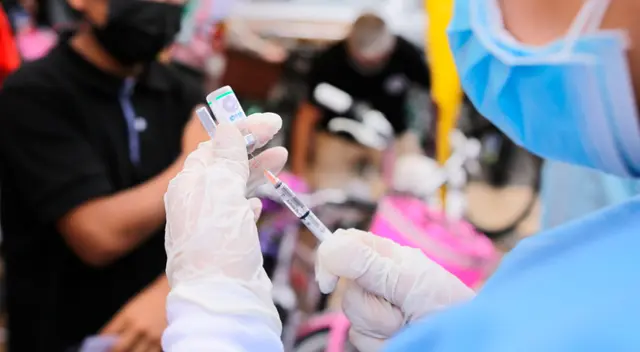 Al grupo de voluntarios se le administró la vacuna de Pfizer y fueron monitoreados durante, aproximadamente, dos años. Al grupo de voluntarios se le administró la vacuna de Pfizer y fueron monitoreados durante, aproximadamente, dos años.