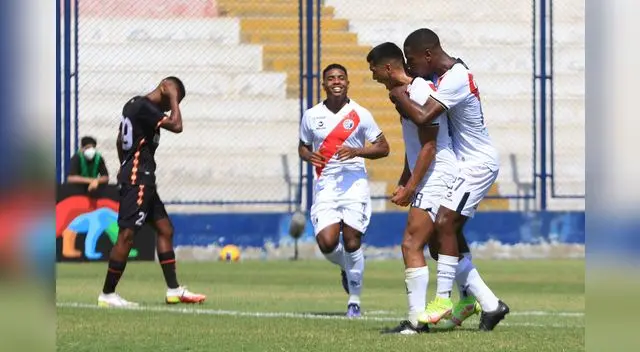 Leonel Solis celebra el doblete que marcó en la victoria de Municipal 3-2 ante Ayacucho. Leonel Solis celebra el doblete que marcó en la victoria de Municipal 3-2 ante Ayacucho.