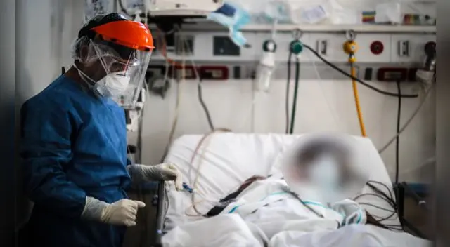 Así se ven los pulmones de un paciente vacunado y NO vacunado.