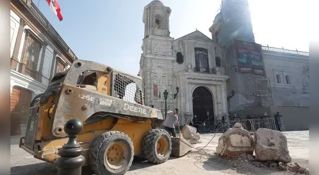 Trabajos de demolición se dieron la madrugada del sábado 5 de febrero. Foto: Carlos Felix / La República Trabajos de demolición se dieron la madrugada del sábado 5 de febrero. Foto: Carlos Felix / La República