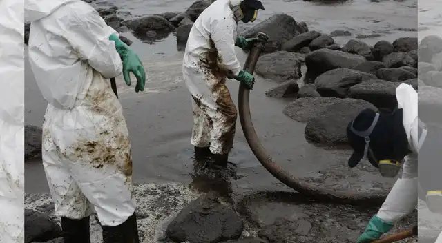 Dos personas que tuvieron contacto directo con el petróleo están hospitalizados. Dos personas que tuvieron contacto directo con el petróleo están hospitalizados.