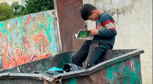 Hussein dejó de trabajar para ser un niño como debe ser, dándose un chapuzón en la fantasía. Hussein dejó de trabajar para ser un niño como debe ser, dándose un chapuzón en la fantasía.