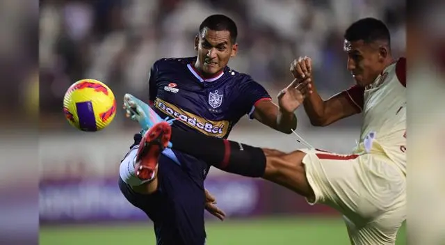 Entrega y pundonor en cada una de las jugadas de Alex Valera. Delantero de la 'U' anotó en la victoria ante santos. Entrega y pundonor en cada una de las jugadas de Alex Valera. Delantero de la 'U' anotó en la victoria ante santos.