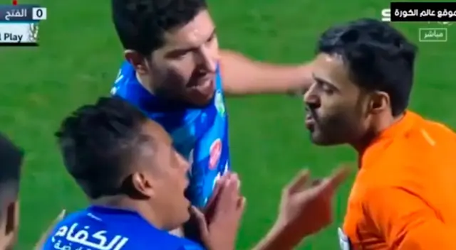 Christian Cueva no le gustó ser expulsado en el partido.