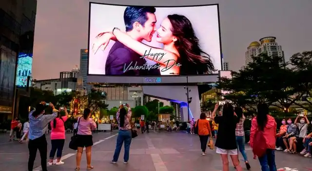 Las autoridades sanitarias recomendaron que las parejas se realicen pruebas de antígenos antes de su cita para evitar transmitir el covid.